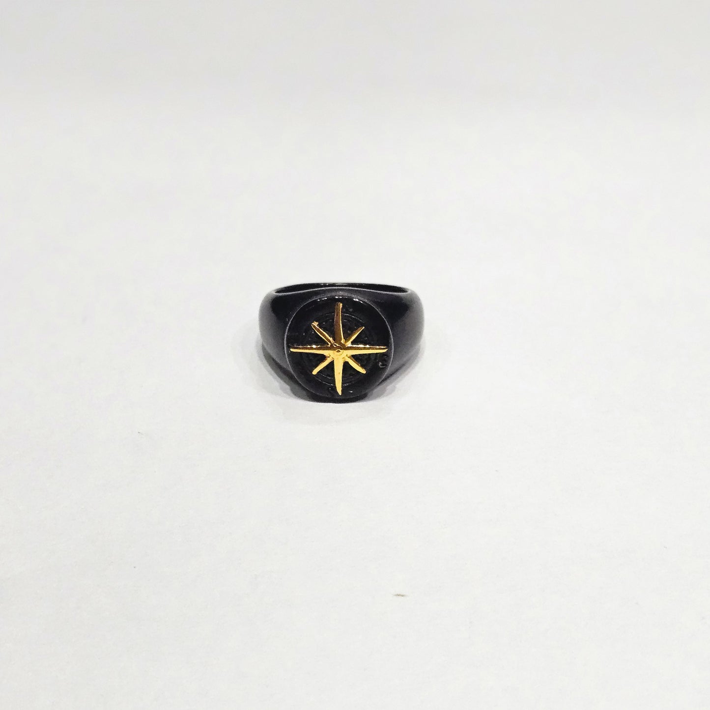 Midnight North Star Signet Ring – Matte Black & Gold Contrast